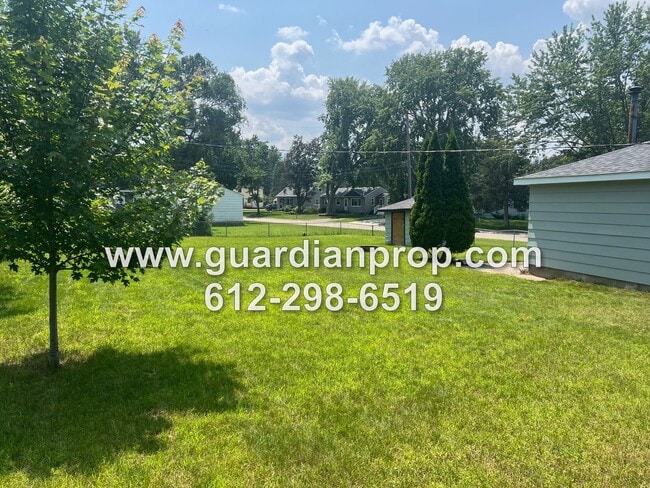 Building Photo - Shoreview House Available September 1st, U...