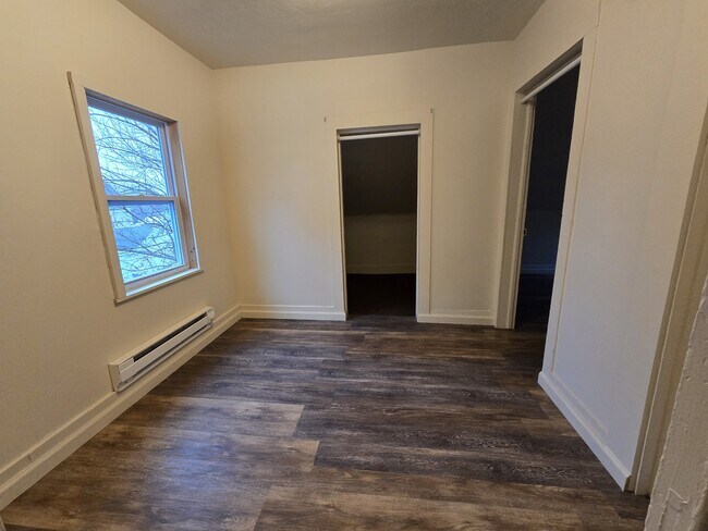 Building Photo - 804 E Division St