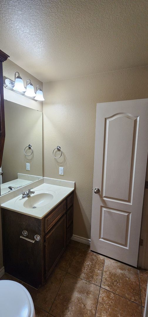 Building Photo - Beautiful 3 Bed, 2 Bath Duplex in Clear Creek Area - Viewable Now