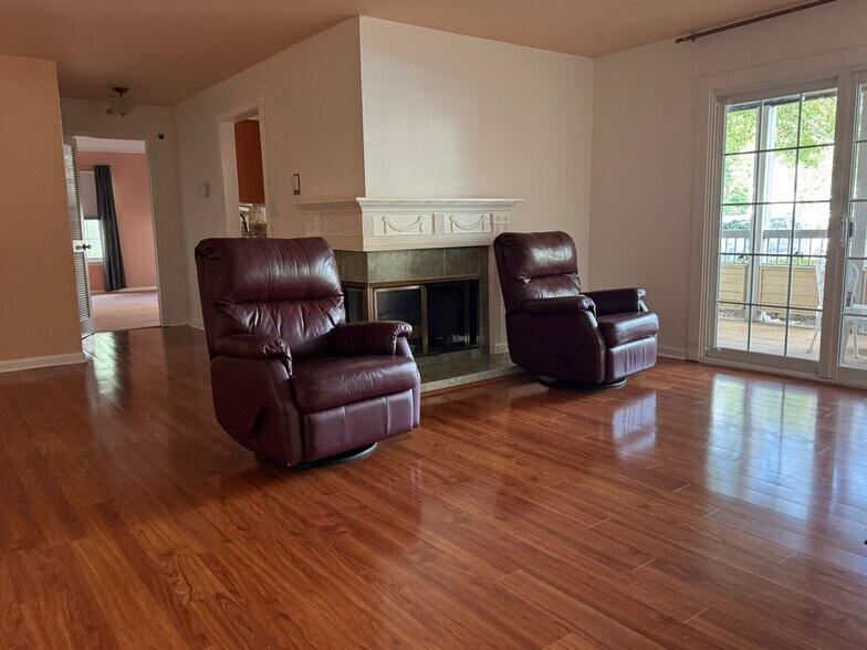 Building Photo - 115 Cascade Ct