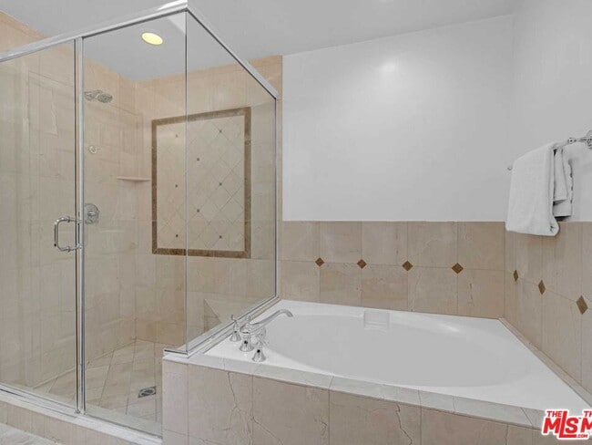 Building Photo - 143 N Arnaz Dr