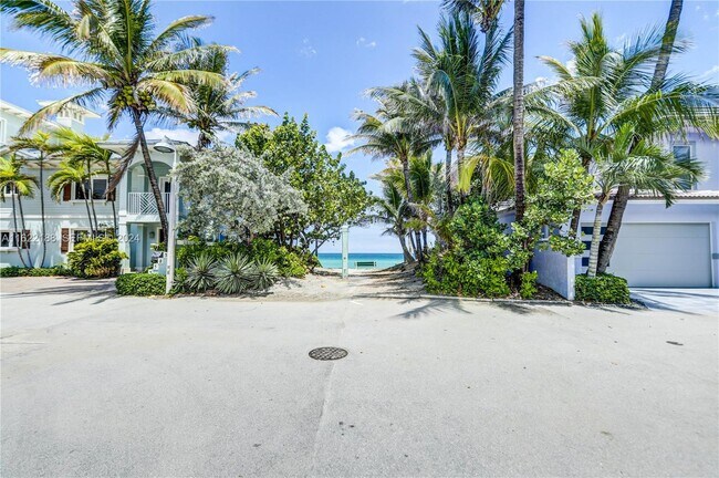 Building Photo - 305 Oak St