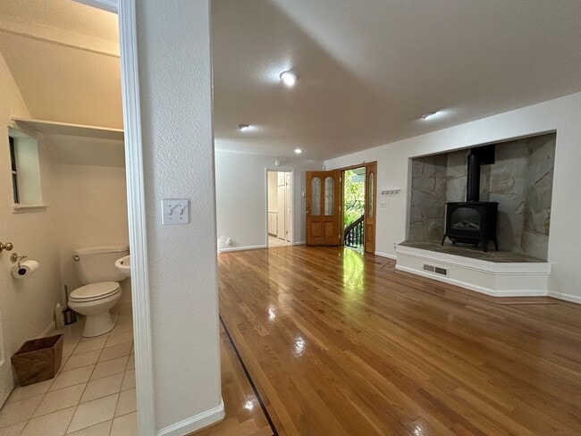 Building Photo - 2 Bed, 2.5 Bath Walnut Creek Home – Peacef...