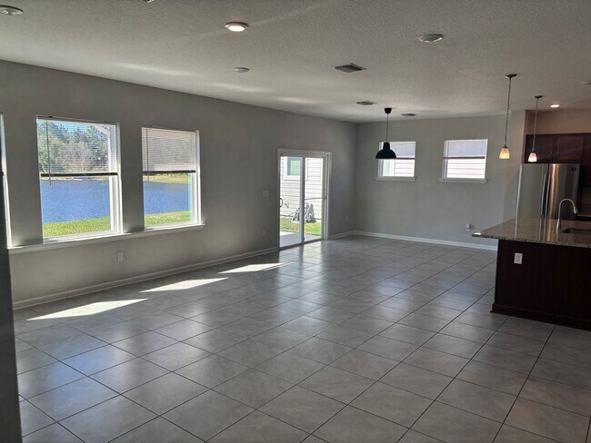 Building Photo - 4 Bedroom 3 Full Bath House in Convenient Location