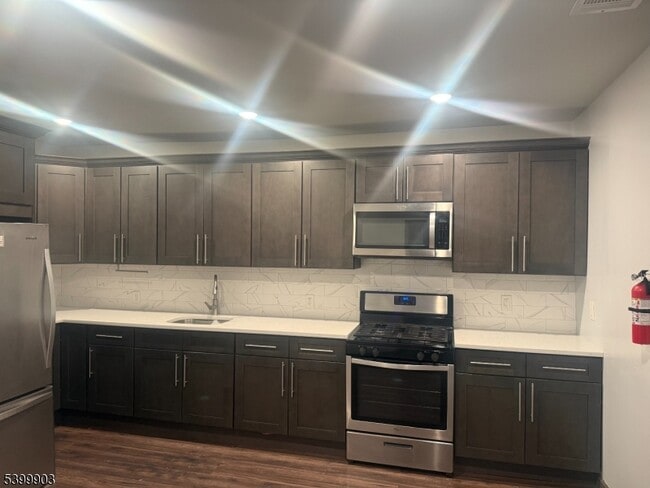 Building Photo - 663 S 15th St