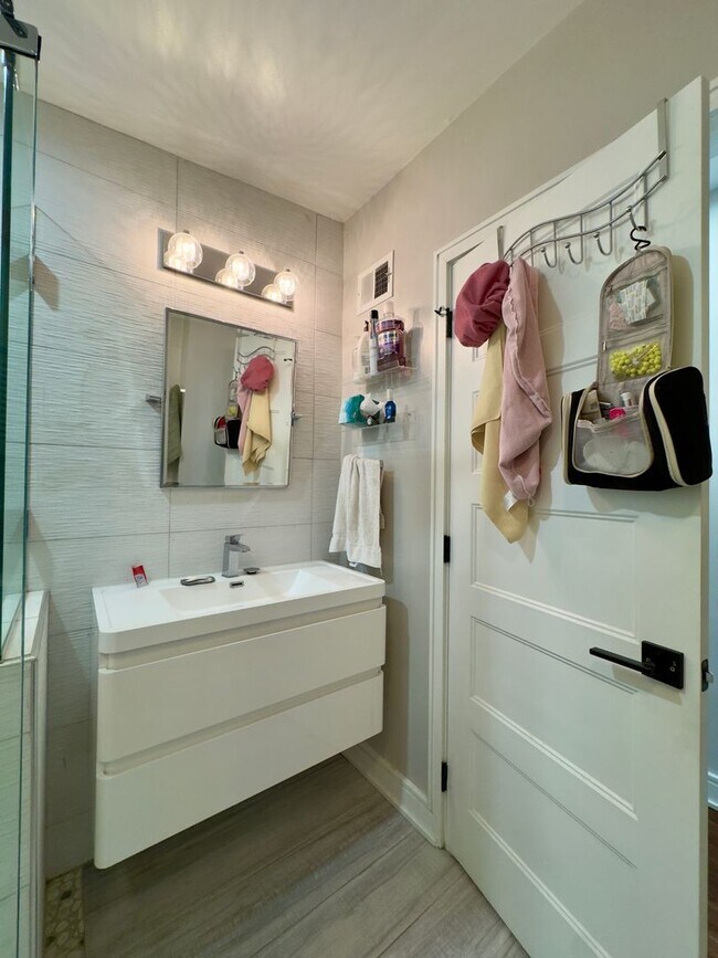 Building Photo - Charming 4Bed/3Bath in Riverside Neighborhood
