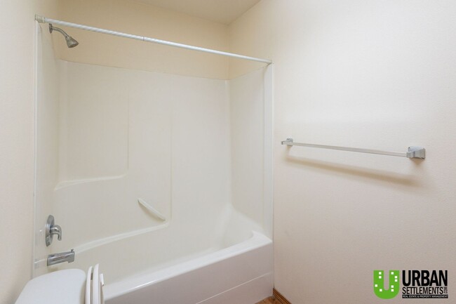 Building Photo - Great 4bd/2bth, nice location