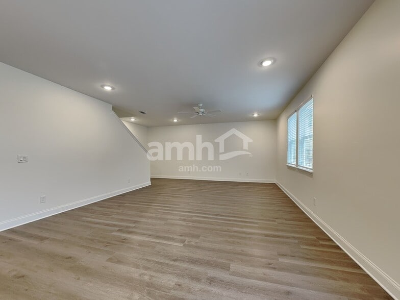 Building Photo - 430 Pointe Dr