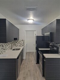 Building Photo - 980 SW 76th Ave