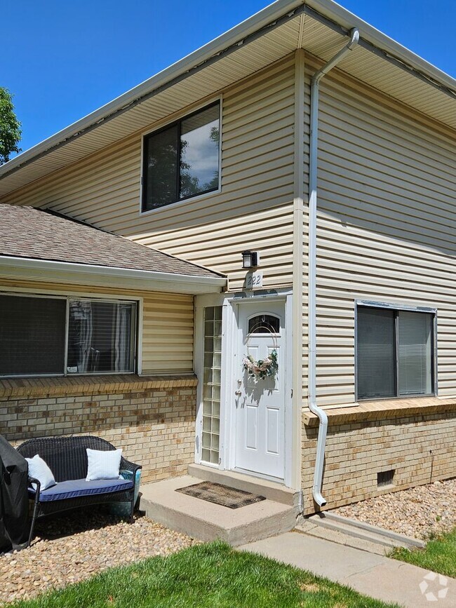 Building Photo - Everything you Need, 2 Bed, 1.5 Bath townh...
