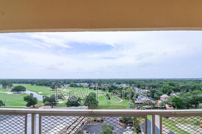 Building Photo - 825 Bayshore Dr