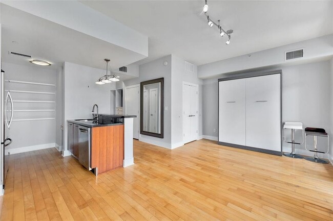 Building Photo - 603 Davis St