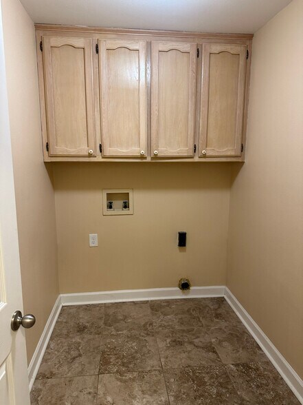 Building Photo - 18304 Autumn View Dr