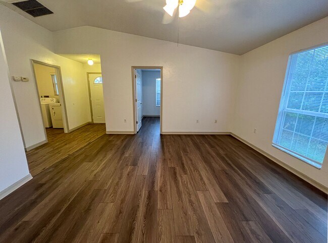 Building Photo - 3BR/2BA Home in Gated Turkey Creek!