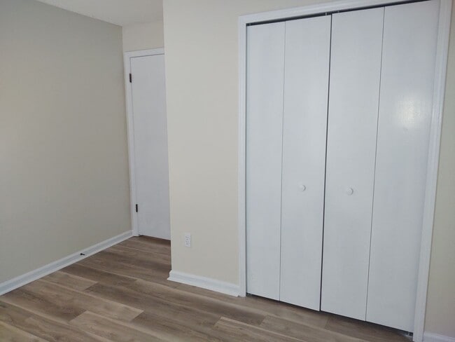Building Photo - Charming 2 bedroom with enormous backyard.