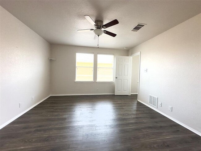 Building Photo - 513 Rolling Oak Dr