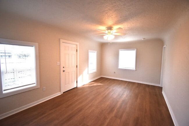 Building Photo - Freshly Remodeled Cozy Cottage Home