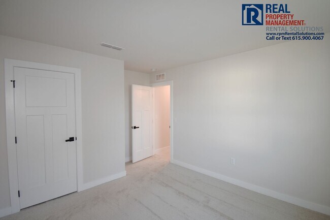 Building Photo - Amazing, modern and spacious home! 4 bd, 2...