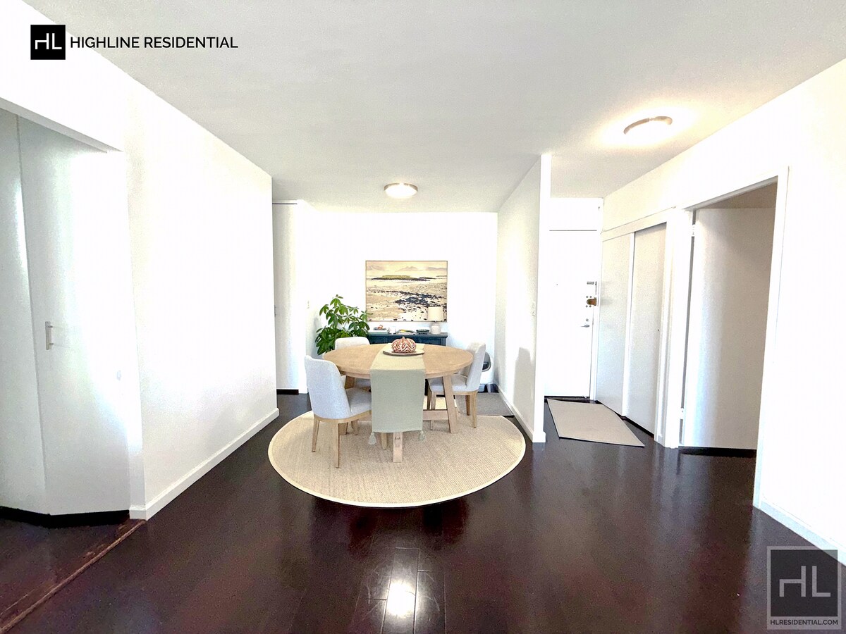 Building Photo - 220 E 65th St