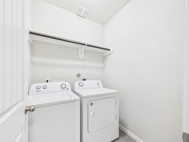 Building Photo - 721 Rim Water Dr