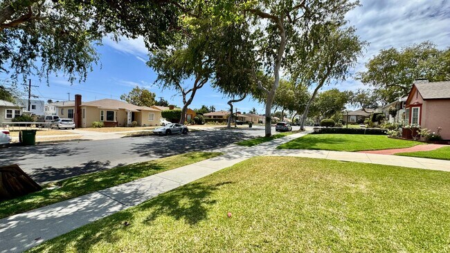 Building Photo - Charming House  with Large yard