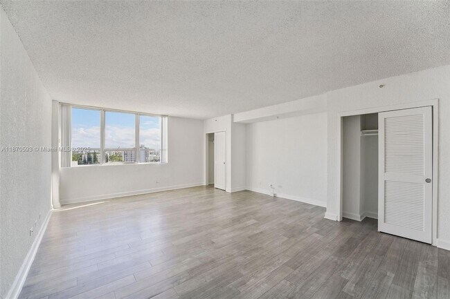 Building Photo - 1500 Bay Rd