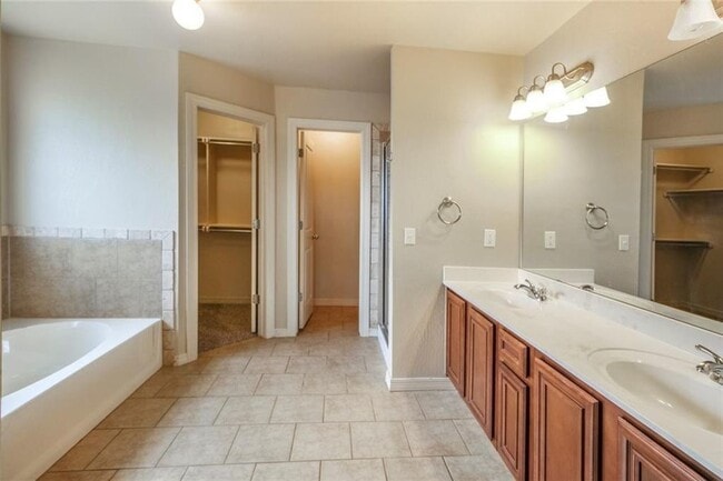Building Photo - Beautiful 4 + Bedroom Home in Gated North ...