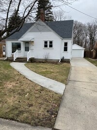 Building Photo - Absolutely Charming 3B 1B Bungalow