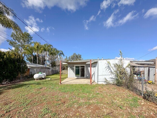 Building Photo - CUTE CONDO IN A DUPLEX W/ LARGE BACKYARD AVAILABLE FOR RENT!