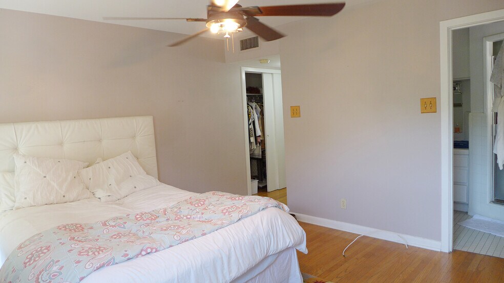 Building Photo - 310 West Mistletoe Avenue