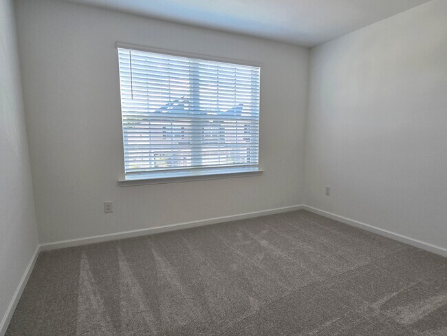 Building Photo - 5525 Hydrangea St