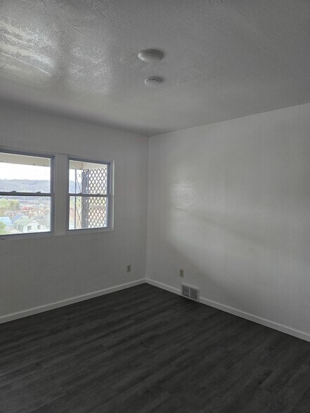 Bedroom - 1508 Woodmont Ave