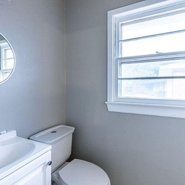 Building Photo - Room to Grow! Spacious, Remodeled 3/2/2 in Great Location!