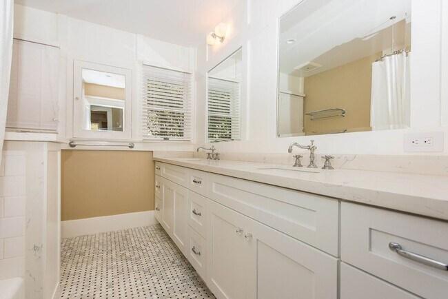 Building Photo - 306 N Shaffer St