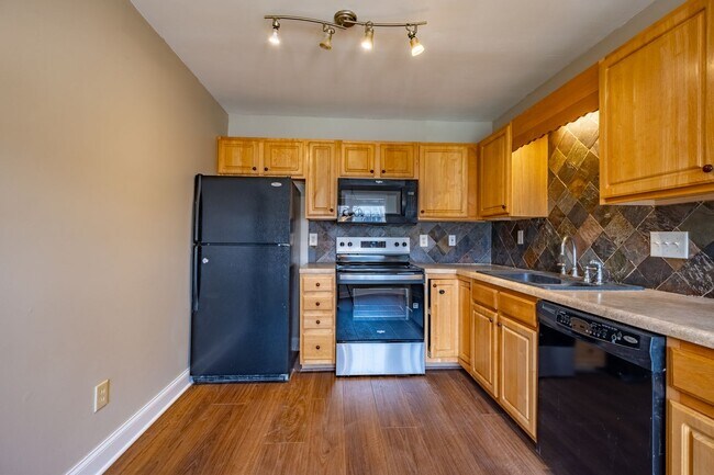 Building Photo - Private 2BR Townhome with Two En-Suite Bathrooms