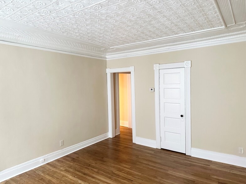 Building Photo - 423 Gotham St