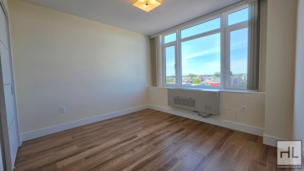 Building Photo - Top-Floor 1-Bedroom with Private Balcony & Manhattan Skyline Views!