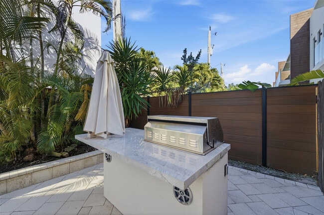 Building Photo - 2515 NE 18th St