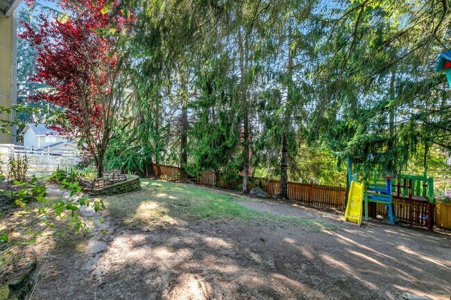 Building Photo - 3-bedroom, 2.5-bathroom home located in Fe...