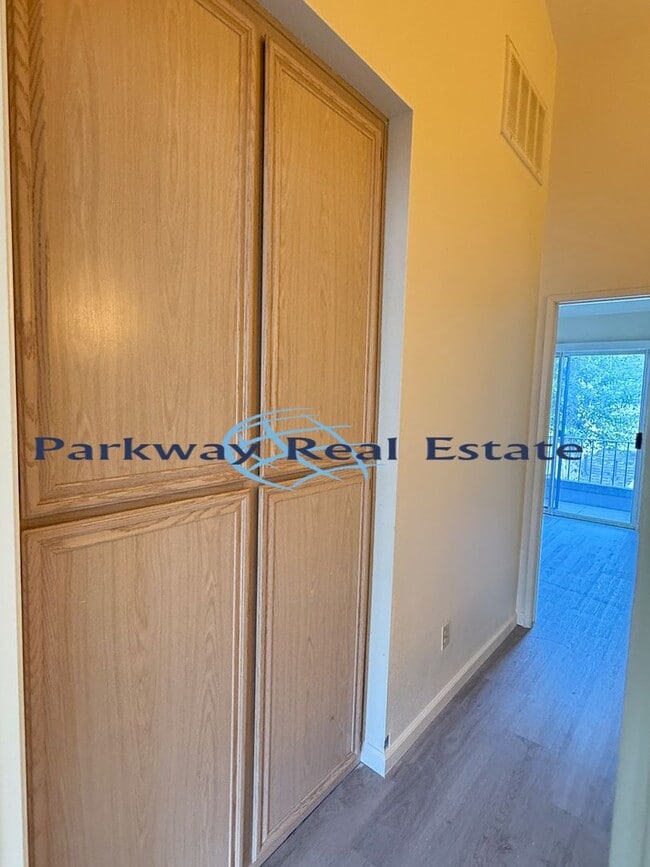 Building Photo - 2 Bedroom Townhome