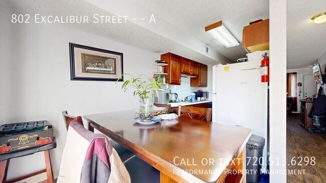 Building Photo - 802 Excalibur St