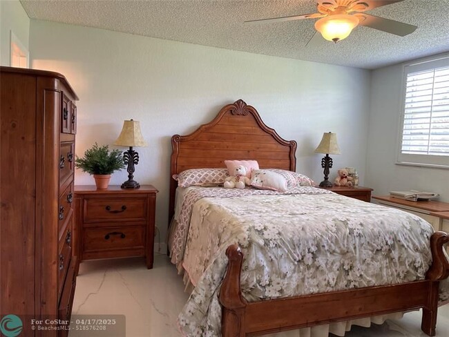 Building Photo - 9420 S Hollybrook Lake Dr