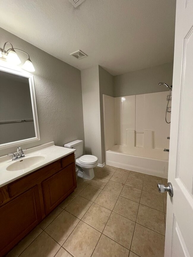 Building Photo - GREAT LOCATION! PLENTY OF STORAGE!