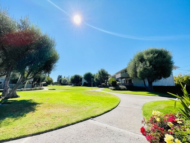 Building Photo - Beautifully Updated 3 Bed 2 Bath Condo W/ ...