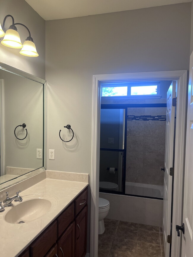 Building Photo - 105 Par Ct