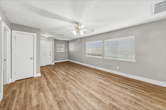 Building Photo - 833 Lightningbug Ln