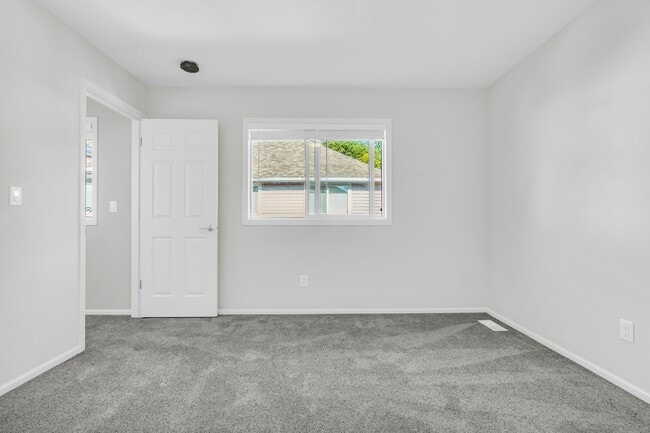 Building Photo - 441 NE Alder St