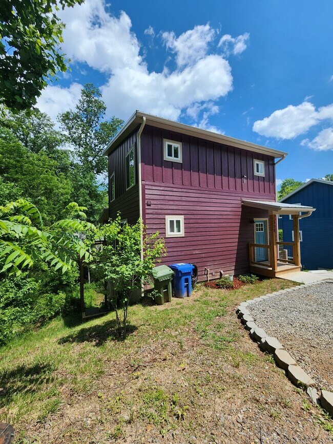 Building Photo - West Asheville Rental