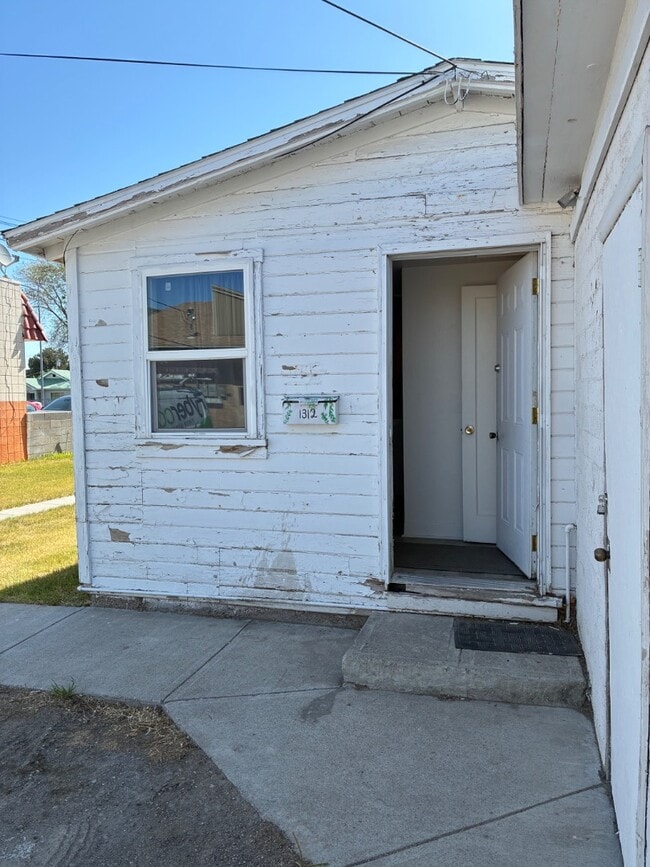 Building Photo - 1312 Hansen Ave
