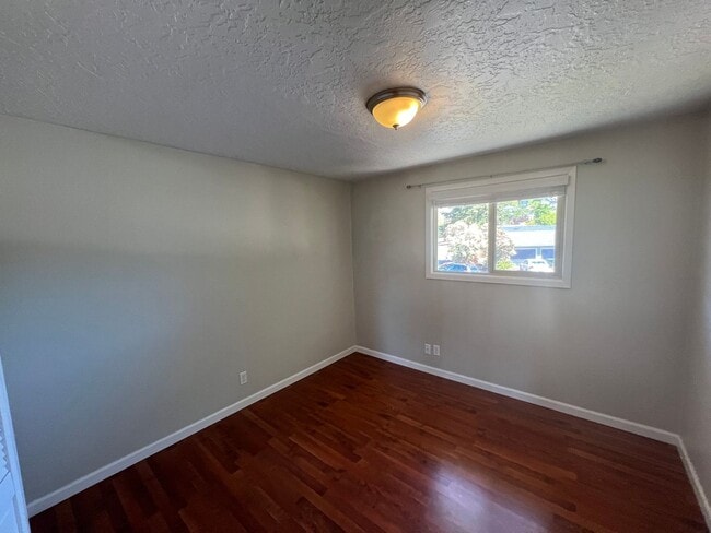 Building Photo - 3 Bedroom / 2.5 Bath Home located in Sprin...